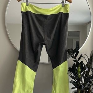Under Armour Heat Gear compression leggings. Sz. XL. Gray and neon green